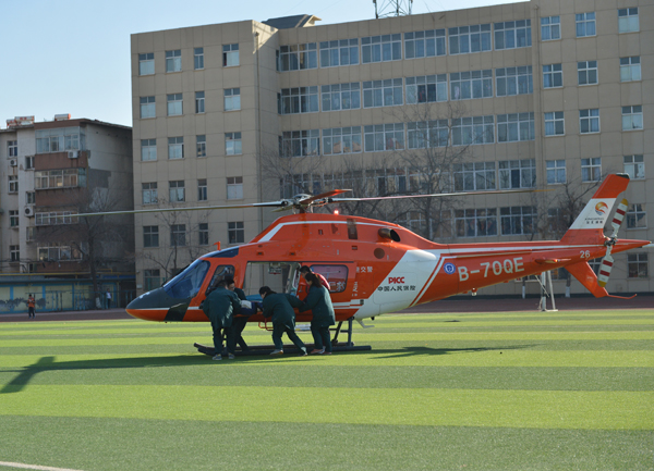 直升机将“伤员”紧急送入医院.jpg
